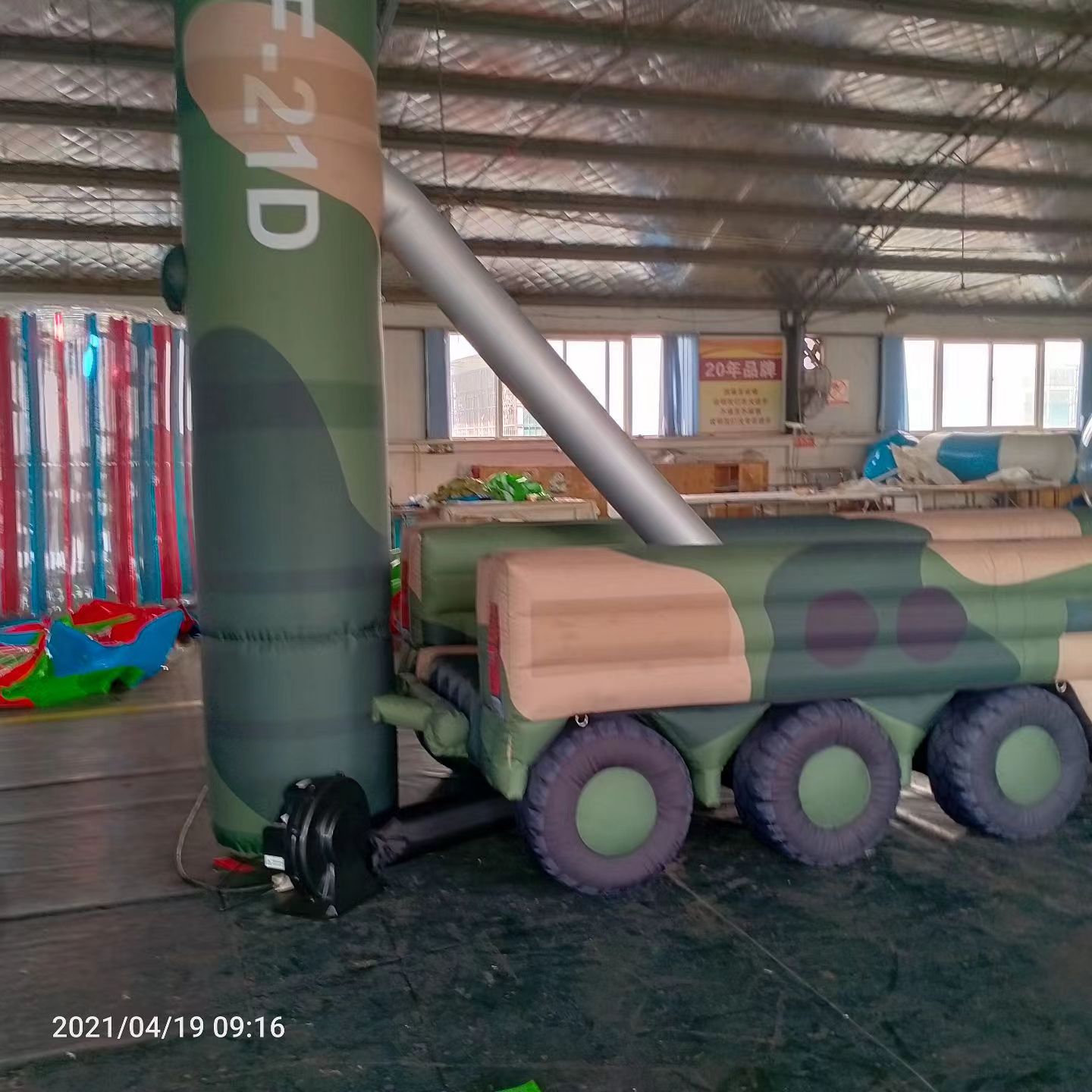 柯桥军事演习中的充气目标车辆：模拟发射车雷达车坦克飞机